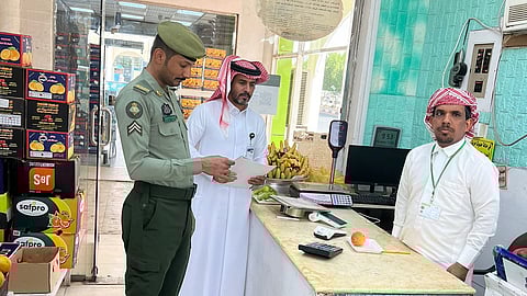 لجنة التوطين بنجران تواصل جولاتها الميدانية على أسواق الخضار والفواكه استعداداً لرمضان