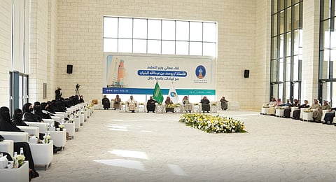 وزير التعليم يتخلى عن الرسمية ويناقش تطوير جامعة حائل في لقاء ودي