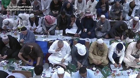 شاهد .. لحظات إيمانية أثناء إفطار الصائمين في المسجد النبوي في ثاني أيام رمضان