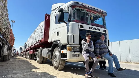 سائقو شاحنات على الجانب المصري من معبر رفح بعد تعليق المساعد