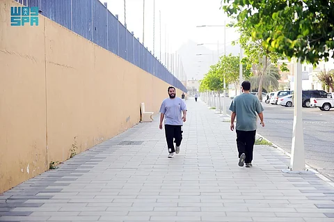 شاهد من نجران .. الأجواء المعتدلة تحفز على رياضة المشي خلال رمضان