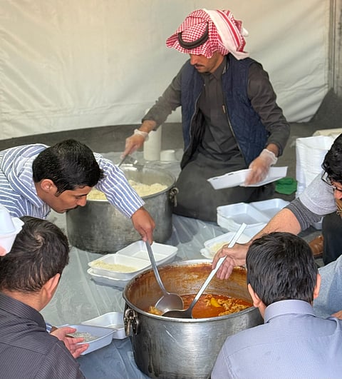 لـ 16 عامًا.. أهالي قرية المركوز غرب رفحاء يواصلون تفطير الصائمين على الطريق