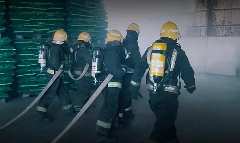 بيئة جدة تنفذ فرضية لحريق مستودع أعلاف في سوق الأنعام المركزي