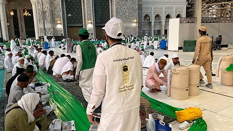 في أجواء إيمانية.. شاهد "بر الشرائع" توزع 13.000 وجبة يوميًّا في الحرم ومكة المكرمة