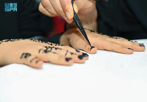 "حناء الصيام" .. عادة رمضانية تشجع الأطفال على الصوم في الحدود الشمالية