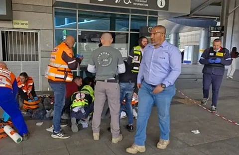 شاهد.. مقتل وإصابة 5 إسرائيليين في عملية طعن وإطلاق نار بحيفا