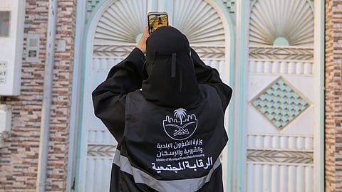 متطوعون ومتطوعات يفعّلون مبادرة المراقب المجتمعي بأسواق الطائف