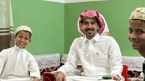بالصور.."ابن دعيس" ينشئ متحفًا في منزله يحكي حياة جيل الثمانينات