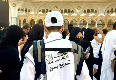 عبر 60 متطوعاً.. وقف الأميرة صيتة يوزع 90 ألف وجبة و100 ثلاجة قهوة بالحرم المكي