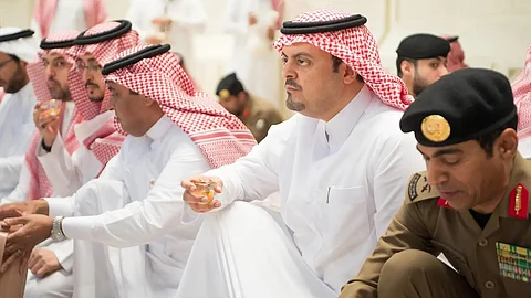 الأمير سعود بن مشعل يشارك الجهات المشاركة في خدمة ضيوف الرحمن طعام الإفطار بالمسجد الحرام