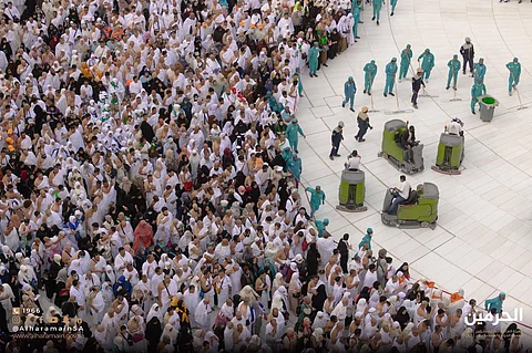 بالصور.. هيئة العناية بشؤون الحرمين الشريفين تواصل جهودها في تعقيم وتنظيف صحن المطاف