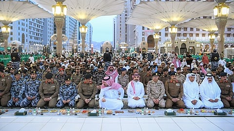 سلمان بن سلطان يشارك رجال الأمن إفطارهم في ساحة المسجد النبوي الشريف