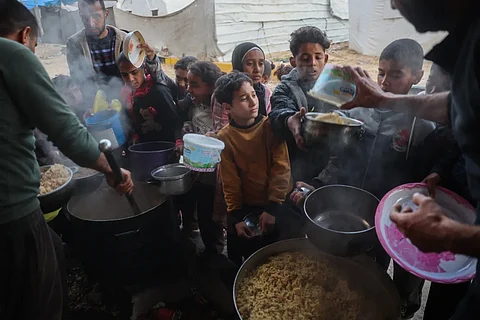 رمضان في غزة.. صور من مائدة إفطار داخل خيمة تجسد الصمود وسط الدمار