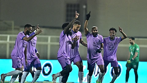 في افتتاح الجولة 24 من دوري روشن .. الخلود يأخذ حصته من الفتح بثنائية