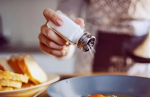 "عِش بصحة" في رمضان.. تجنب العطش بتقليل الملح