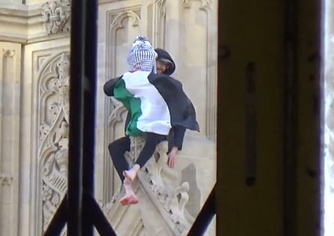 فيديو.. رجل يتسلق برج "بيغ بن" رافعاً علم فلسطين