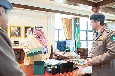 أمير تبوك يطلع على التقرير السنوي لمديرية الدفاع المدني بالمنطقة