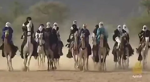 أغرب القبائل: "الطوارق" مسلمون أفارقة بطقوس غريبة.. والمرأة تُزوِّج نفسها.. والطعام وجبة واحدة