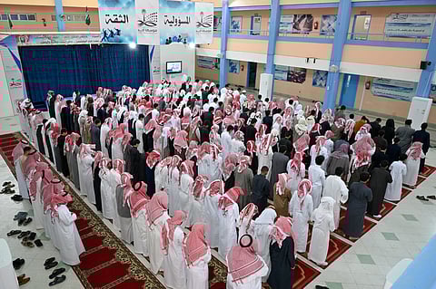 شاهد ..انطلاقة أسبوع دراسي منتظم بمدارس تعليم الأفلاج