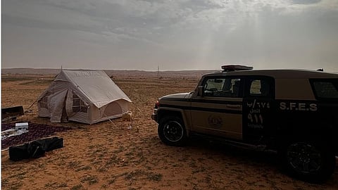 مواطن يرتكب مخالفة التخييم دون ترخيص بمحمية الملك عبدالعزيز الملكية