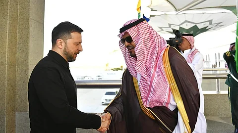 الأمير سعود بن مشعل مستقبلًا الرئيس الأوكراني فولوديمير زيلينسكي