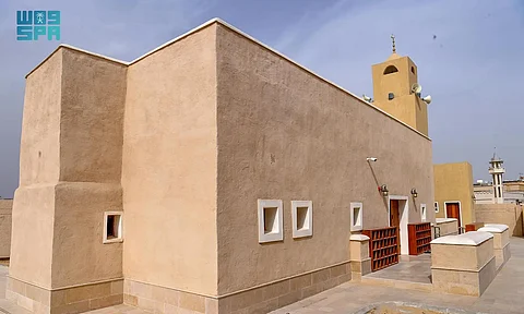 مشروع الأمير محمد بن سلمان لتطوير المساجد التاريخية يُبقي مآذن مسجد أم زرينيق الأسطوانية شامخة