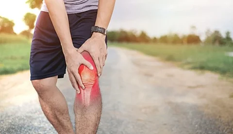 يجب مراجعة أطباء العظام.. دراسة: اكتشاف علاقة بين التبول المتكرر والتهاب المفاصل