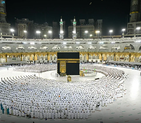 شاهد من الحرم.. أجواء روحانية تملأ صحن الطواف في العاشر من رمضان