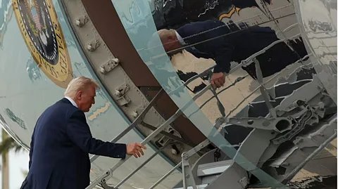"معارك داخلية وأسواق مذعورة".. لماذا تراجع "ترامب" جزئيًا عن خططه؟