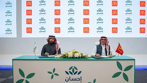 ماكدونالدز المنطقة الغربية والجنوبية وتبوك توقع اتفاقية تعاون مع منصة إحسان