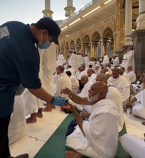 400 لتر من القهوة السعودية تُقدّمها جمعية الحديبية للمعتمرين والزوّار بالمسجد الحرام.. يومياً