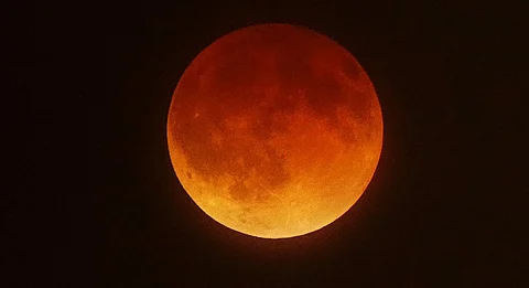 يحدث يومي 13 و14 مارس.. "قمر الدم" يضيء السماء قريبًا.. كيف تشاهده؟