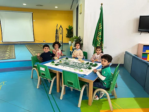 مدارس الإدارة العامة لتعليم الرياض تكتسي بالأخضر احتفاءً بـ"يوم العلم"