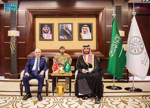 وزير الدفاع يبحث مع نظيره التركي تعزيز التعاون العسكري وسُبل تحقيق الأمن الإقليمي والدولي