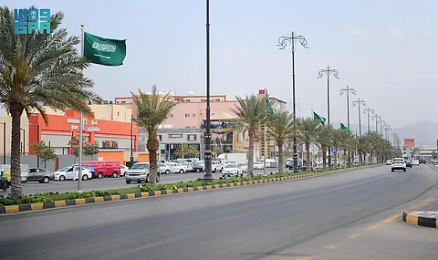 شاهد.. شوارع نجران وميادينها تتزين بالأعلام احتفاءً بيوم العلم