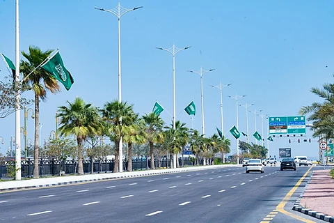 أعلام الوطن ترفرف في حاضرة الدمام احتفاءً بيوم العلم السعودي 2025