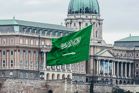 العَلَم السعودي يرفرف فوق نهر الدانوب في بودابست احتفالاً بـ"يوم العَلَم"