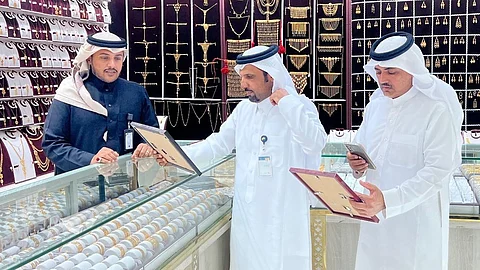 لجنة التوطين بنجران تواصل جولاتها الميدانية على محلات بيع الذهب والمجوهرات
