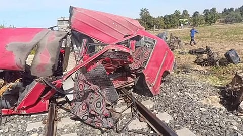 حادث مأساوي بمصر.. مصرع 8 أشخاص وإصابة 12 في تصادم قطار بحافلة صغيرة