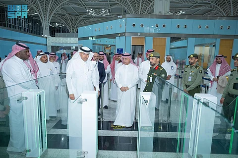 وزير النقل يتفقد مطار المدينة المنورة لمتابعة استعدادات خدمة المعتمرين