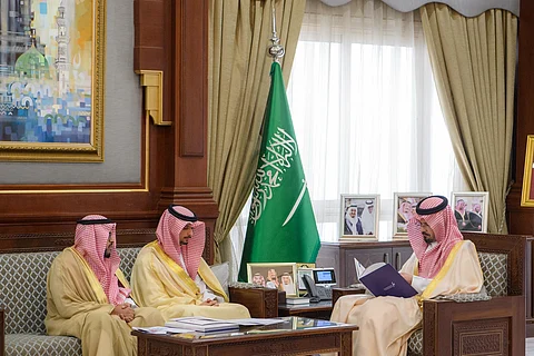 للتحفيز على المساهمة في دعم الأكثر احتياجاً.. أمير المدينة المنورة يطلق حملة "جسر الأمل"