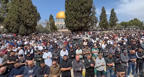 بالفيديو.. "80" ألف فلسطيني يؤدون صلاة الجمعة الثانية من رمضان في المسجد الأقصى