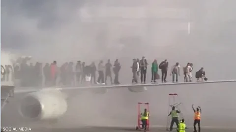 الركاب غادروا الطائرة بعد اشتعال النيران