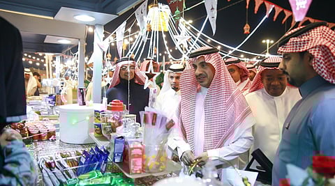 محافظ الليث يطّلع على الأنشطة الثقافية والاجتماعية والرياضية بـ"سوق الليالي الرمضاني"