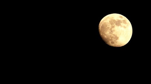 مشهد فلكي ساحر لعشاق الرصد.. أكبر قمر بدر في الربيع يزين سماء الوطن العربي الليلة