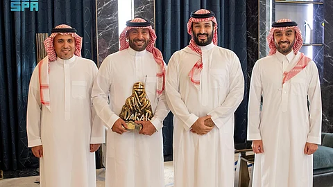 سمو ولي العهد يستقبل يزيد الراجحي بمناسبة تحقيقه لقب رالي داكار السعودية 2025