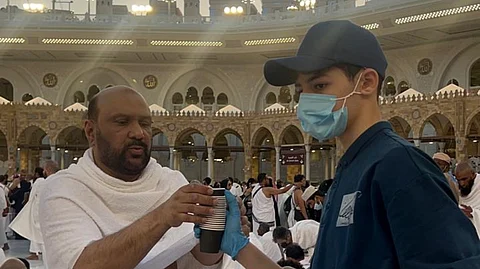 منتصف رمضان.. 225 ألف كوبًا من القهوة السعودية توزعها "جمعية الحديبية" على قاصدي المسجد الحرام