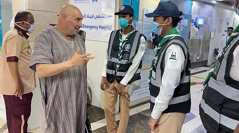 ابتسامة العطاء والرضا لا تفارقه وسط الزحام.. "الكشاف السعودي" يضيء درب ضيوف الرحمن