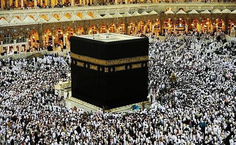 «وَأَقِيمُوا وُجُوهَكُمْ عِندَ كُلِّ مَسْجِدٍ».. انسيابية حركة الطائفين حول الكعبة المشرّفة في الـ 18 من رمضان
