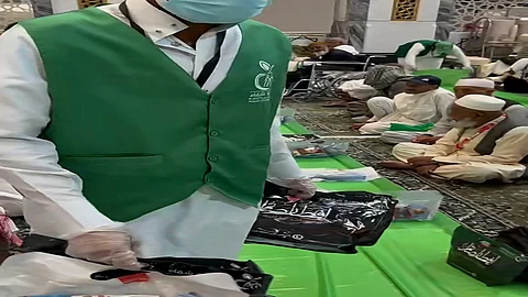 "العناية بالحرمين" تطلق مبادرة توزيع الوجبات لضيوف الرحمن في المسجد الحرام